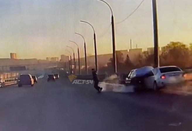 Мужчина чуть не стал жертвой ДТП | Источник: «АСТ-54 Black» / Telegram