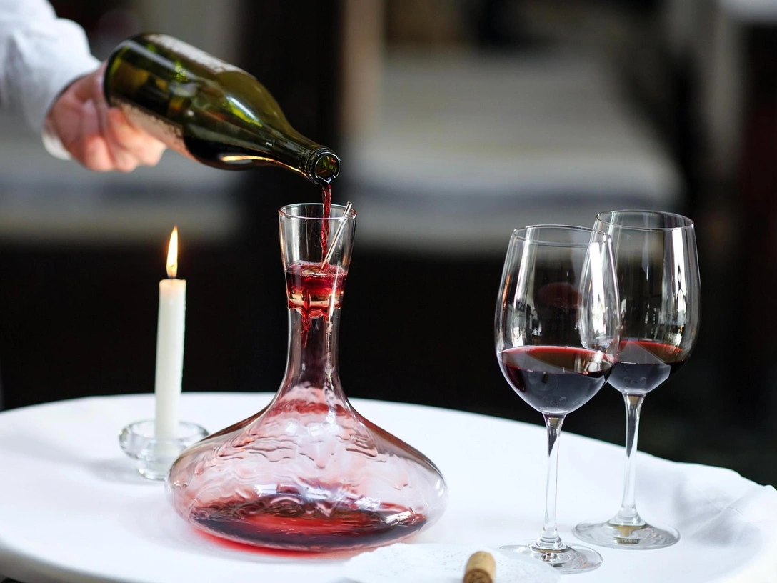 Совсем другой вкус: зачем нужен декантер для вина (и как им пользоваться) | marieclaire.ru