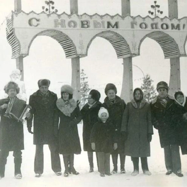 Так украсили вход в Советский парк в 1981-м | Источник: Евгений Мамакин / из семейного фотоархива Мамакиных-Бадьяновых / Pastvu.com