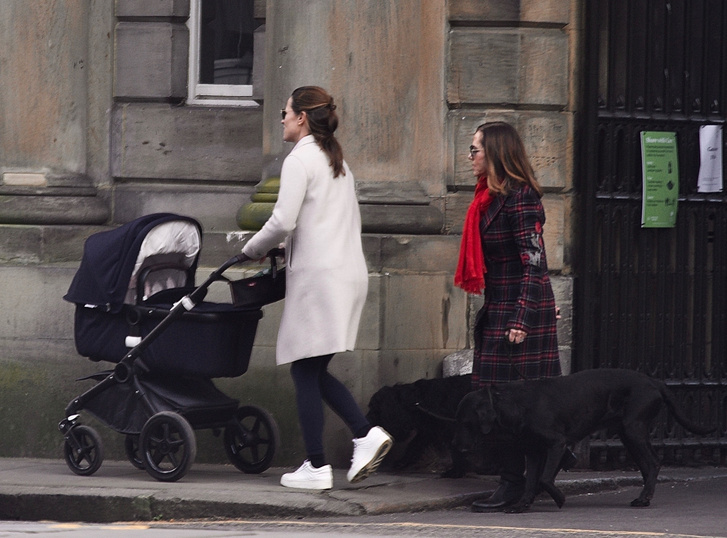 Еще одна из рода Миддлтон: дважды мама Пиппа Мэттьюс на прогулке с дочкой