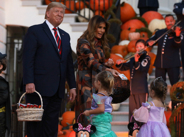 Страшные декорации и конфеты от президента: как Трампы отметили Хэллоуин