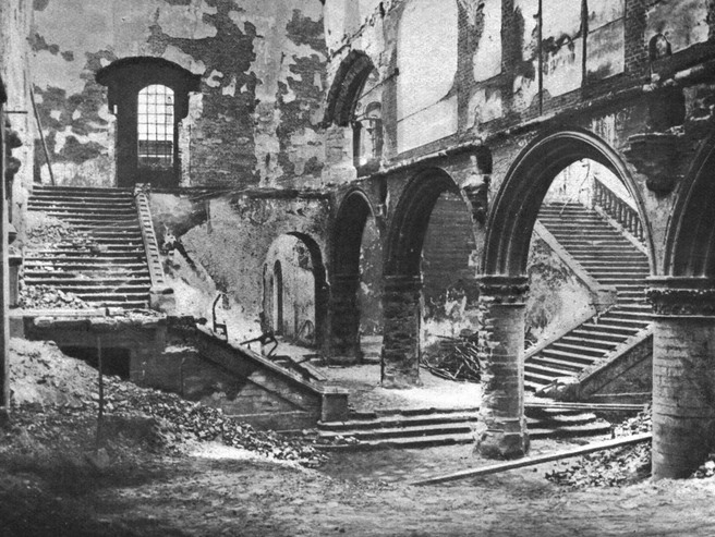 Разрушенная библиотека Лёвена после бомбардировки в 1914 году. | Источник: Album / The Print Collector/Heritage Images via Legion Media