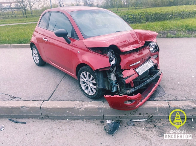 Пожилой водитель умер, врезавшись в припаркованную машину на Яхтенной | Источник: «Дорожный инспектор»