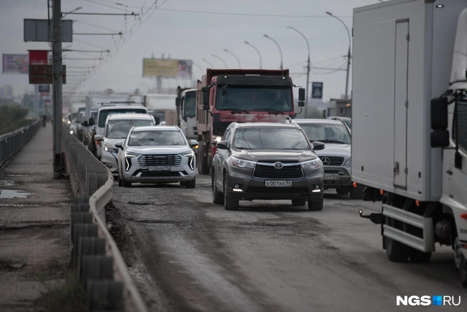 Из-за ремонта и ям на мосту собираются пробки, также новосибирцы говорят, что не видят рабочих | Источник: Андрей Бортко / NGS.RU