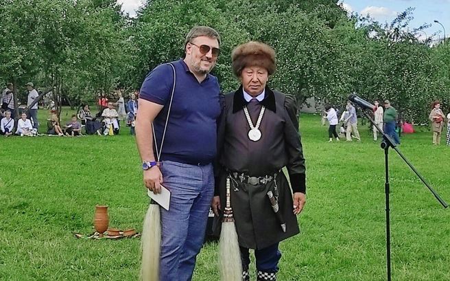Николай Азаров с главой Намского улуса | Источник: Администрация Намского улуса / t.me