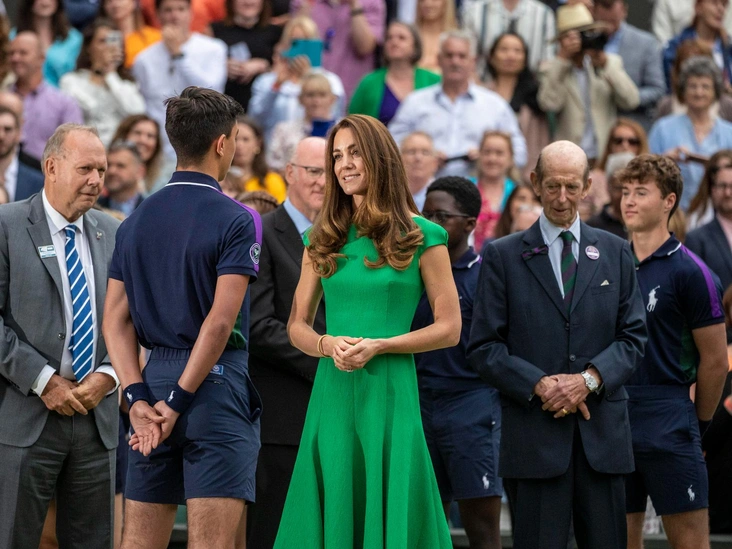 Кэтрин, герцогиня Кембриджская, встречает юношей и девушек после финала женского Уимблдона в одиночном разряде, 10 июля 2021