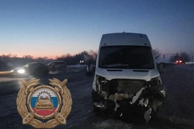 Minibus and Chinese Crossover Collide in Engels District