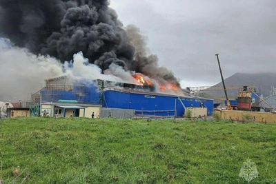 На Сахалине потушили крупный пожар на рыбкомбинате