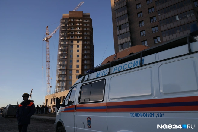 Кран высотой в 18 этажей угрожающе наклонился | Источник: Мария Ленц / NGS24.RU