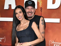 Деми Мур светится от счастья в объятиях бывшего мужа Анджелины Джоли