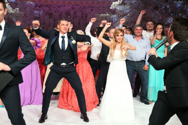Жених с невестой танцевали вместе с гостями под знаменитые хиты