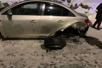 В Мурманской области Toyota столкнулась с припаркованным Chevrolet