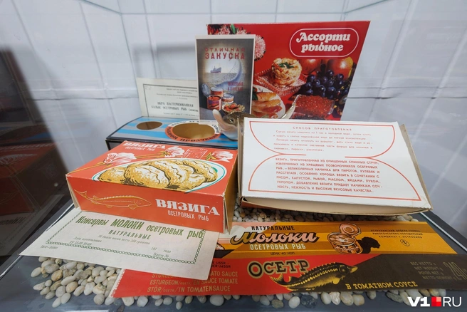 Коробки популярных рыбных блюд напоминают о кулинарном разнообразии советского периода | Источник: Алексей Волхонский / V1.RU