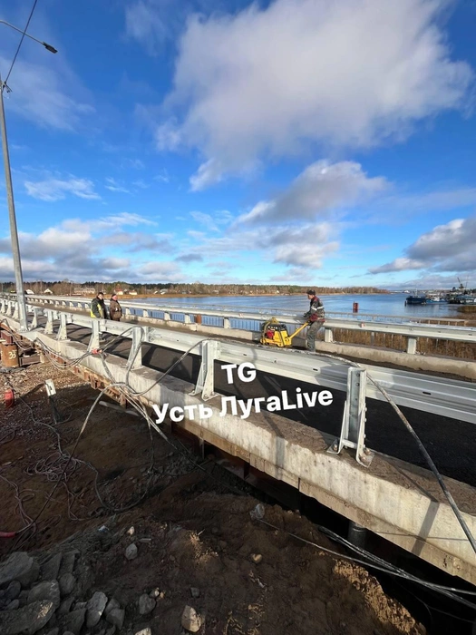 В Усть-Луге восстановили временный мост через реку и открыли движение автомобилей | Источник: Телеграм-канал «Усть Луга|Live»