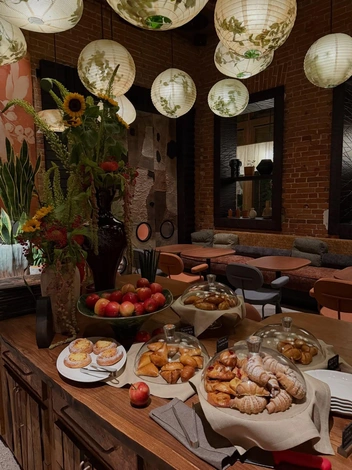 Здесь много выпечки | Источник: temnyles_restaurant / Instagram.com (Признан экстремистским и запрещен на территории РФ)