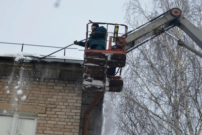 Ситников усилил проверки очистки кровель от снега