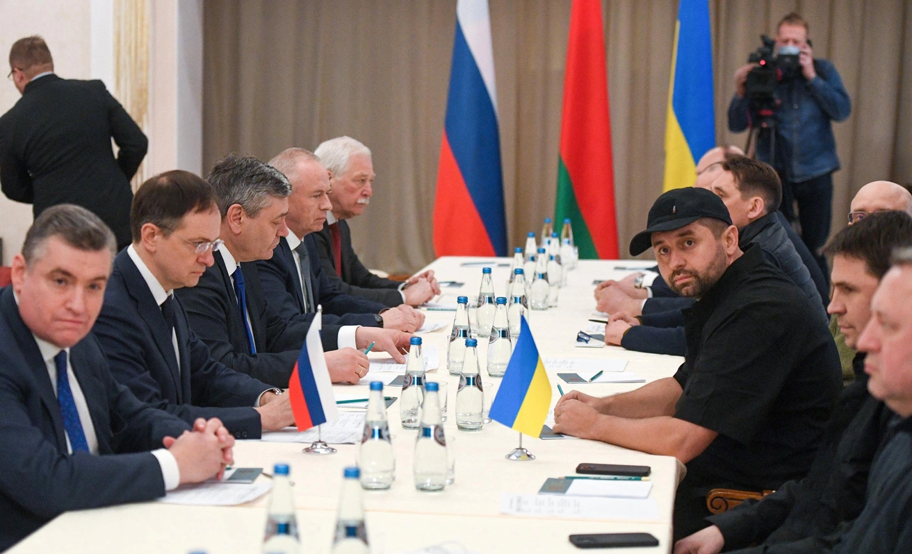 Российская и украинская делегации на переговорах | Источник: Александр Кряжев / POOL / ТАСС