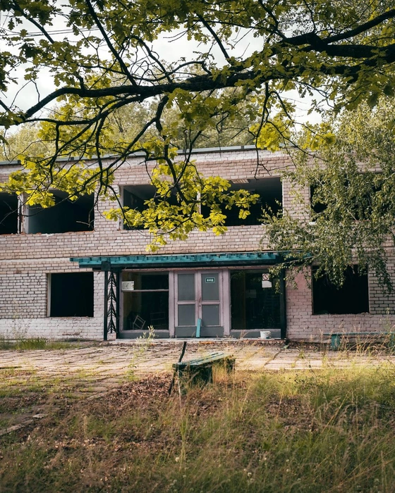 Вот так выглядит вход в главный корпус лагеря | Источник: Брошенное | Заброшенное / T.me