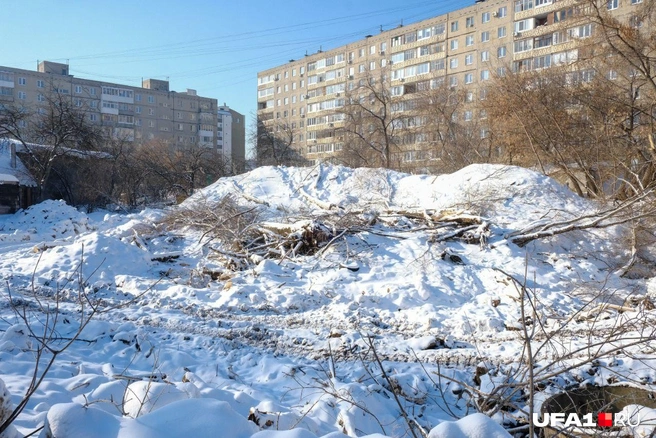 Неподалеку находятся и многоквартирные дома  | Источник: Булат Салихов / UFA1.RU