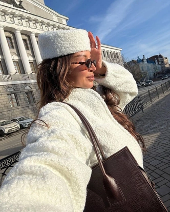 Шапки, береты и кепки: самые модные головные уборы зимы 2025/26 Шапки, береты и кепки: самые модные головные уборы зимы 2025/26