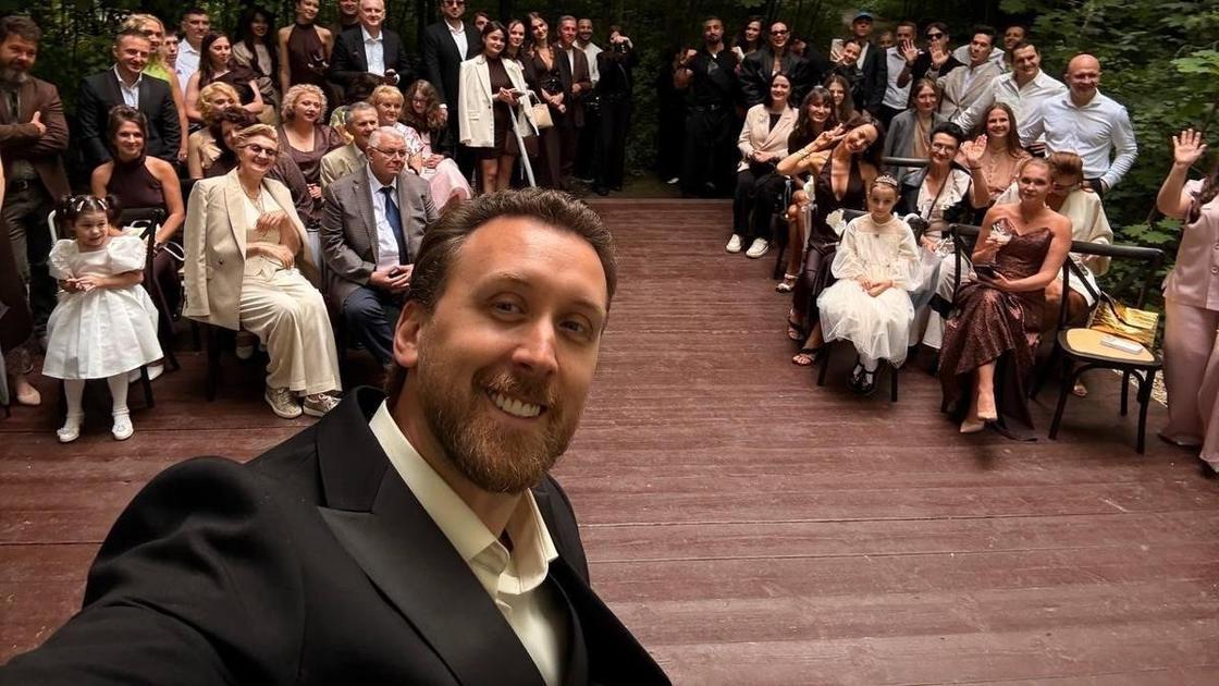 На свадьбе Якушев назвал 19-летнюю жену &laquo;бабулей&raquo;, а она загадала родить голубоглазого ребенка