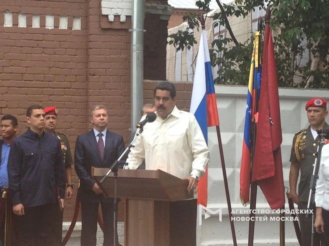 Президент Венесуэлы Николас Мадуро (по центру) на открытии в Москве улицы Уго Чавеса | Источник: Агентство «Москва»