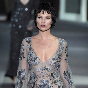Кейт Мосс стала жгучей брюнеткой для Louis Vuitton