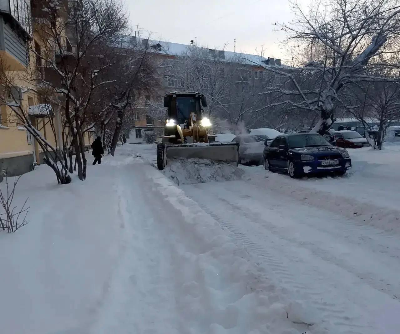 В Кургане проверяют, как чистят снежные завалы во дворах