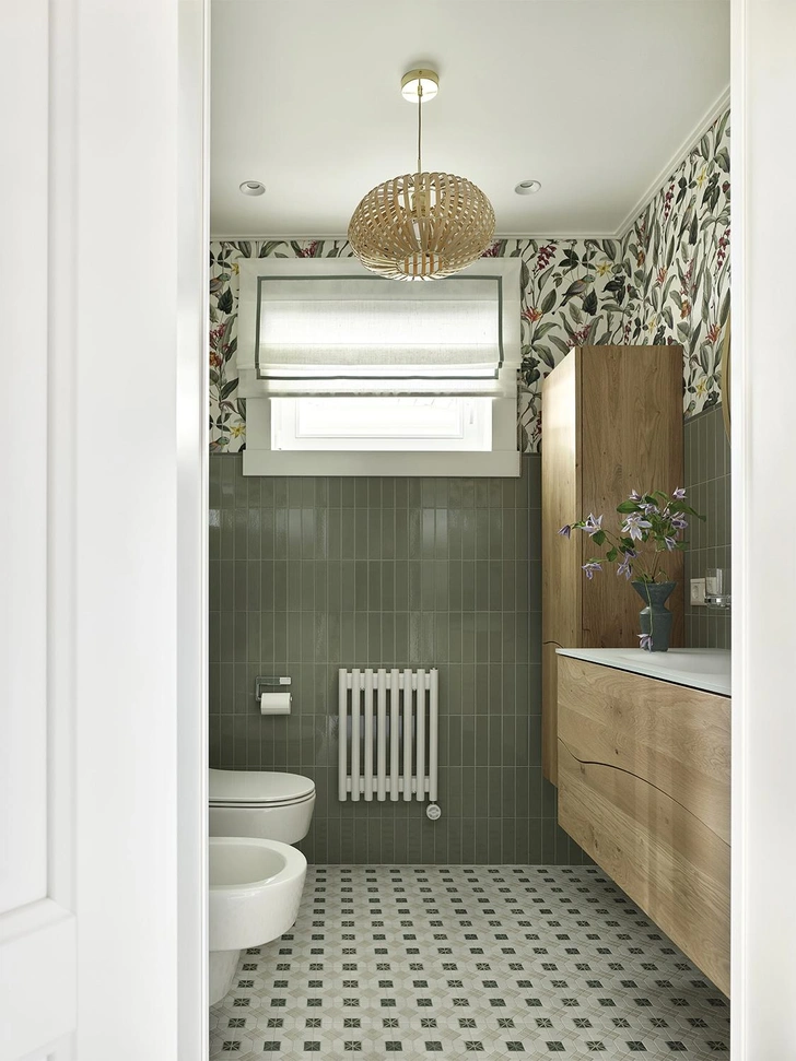 Сантехника и мебель для ванной, Jacob Delafon. Римская штора, студия «Доброе Утро». Ваза, Forest is calling. Светильник, Aromas del Campo. | Источник: Сергей Ананьев. Стиль: Yes We May