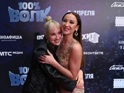 Секси-чики в бежевом. Ольга Бузова повторила образ Клавы Коки