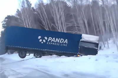 Кабина в снегу: фура сошла с трассы под Новосибирском