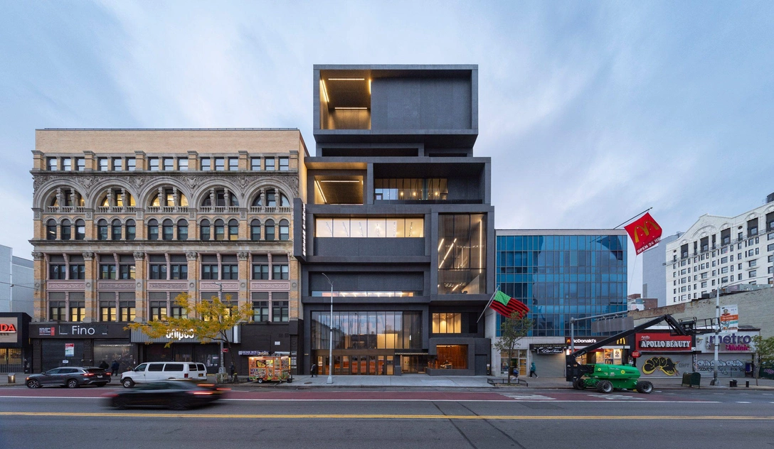 В Гарлеме открылось здание музея афроамериканского искусства от Дэвида Аджайе | Источник: Альберт Вечерка/Esto