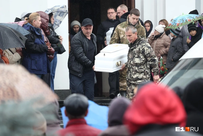 Девочек похоронили в одинаковых гробах | Источник: Владислав Лоншаков / E1.RU