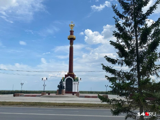 Автором памятника Петру Бекетову является местный скульптор Афанасий Романов. Памятник стрелецкому сотнику сделан из бронзы, облицован гранитом. Общая высота — пять метров. Установили его на набережной 27 сентября 2007 года | Источник: Надежда Ефимова