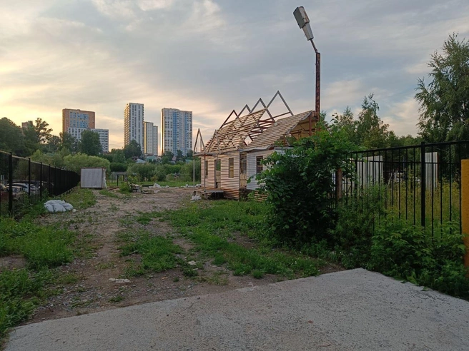Храм строят на месте популярной спортивной площадки, которую РПЦ пообещали восстановить | Источник: читатель НГС