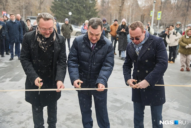На открытии памятника был мэр Новосибирска Максим Кудрявцев | Источник: Александр Ощепков / NGS.RU