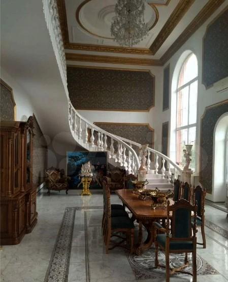 В Зубчаниновке массово выставили на продажу особняки в стиле «цыганского барокко» — фото изнутри