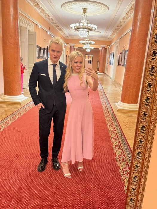 Екатерина и Ярослав сами делятся личными фото с поклонниками, чтобы те не бегали за ними с камерой | Источник: SHAMAN / T.me