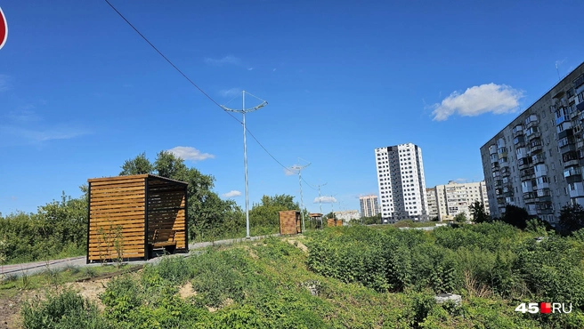 Теневые навесы, территорию возле набережной тоже пора здесь облагородить | Источник: Дарья Никитченко / 45.RU