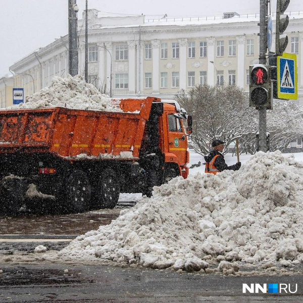 Горы снега на уровне декабря | Источник: Наталья Бурухина / NN.RU