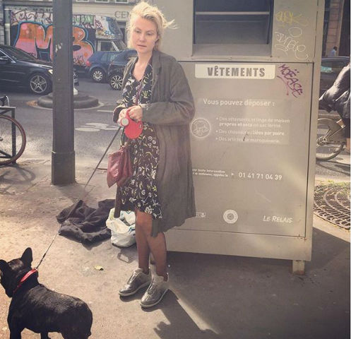 Рената Литвинова на прогулке с собакой по Парижу