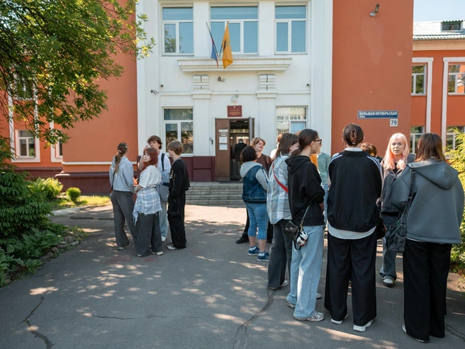 Школьники собрались у входа в колледж перед экзаменом | Источник: Александр Куренной / 76.RU