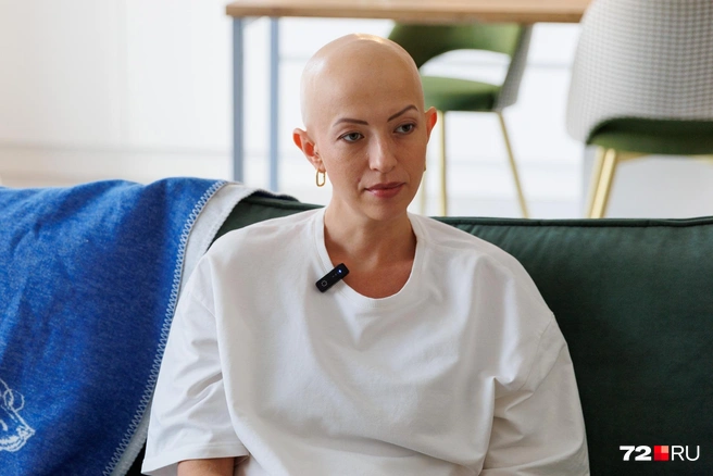Вот уже три года как девушка отказалась от искусственных волос и жизни, построенной на тайне | Источник: Ирина Шарова / 72.RU