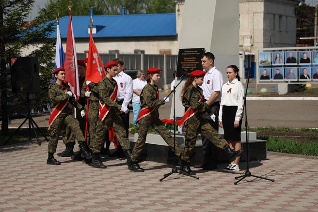 Торжественное мероприятие началось с выноса Знамени Победы юнармейцами подшефной гимназии № 12 | Источник: ГК «Титан»