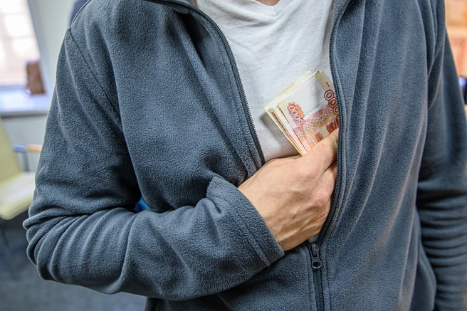 Они положили деньги во внутренний карман инспектора | Источник: Олег Фёдоров/ CHITA.RU