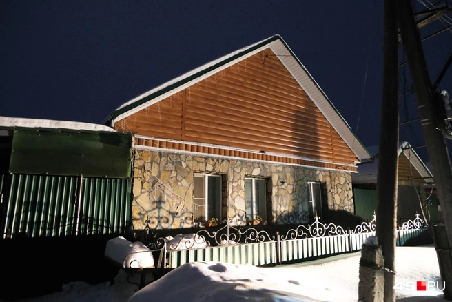 Дом семьи Мироновых. Сейчас пара задержана, но тропинка к двери и огороду чистые. Видно, что кто-то за домом ухаживает | Источник: Анастасия Малышкина / 45.RU 