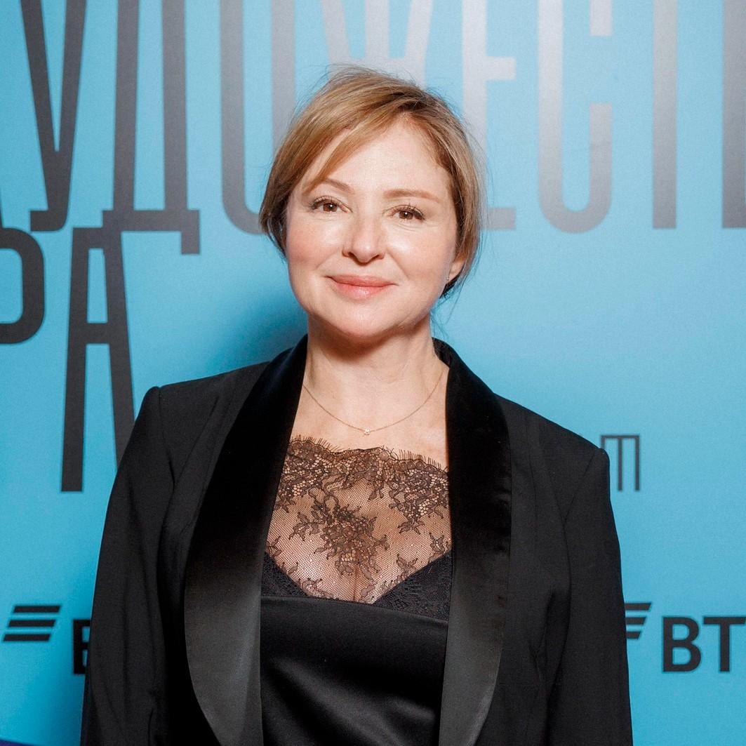 Шпица не скрывает живот, дочь Апексимовой расцвела после развода с Корешковым, Банщикова посвежела после пластики: премия МХТ