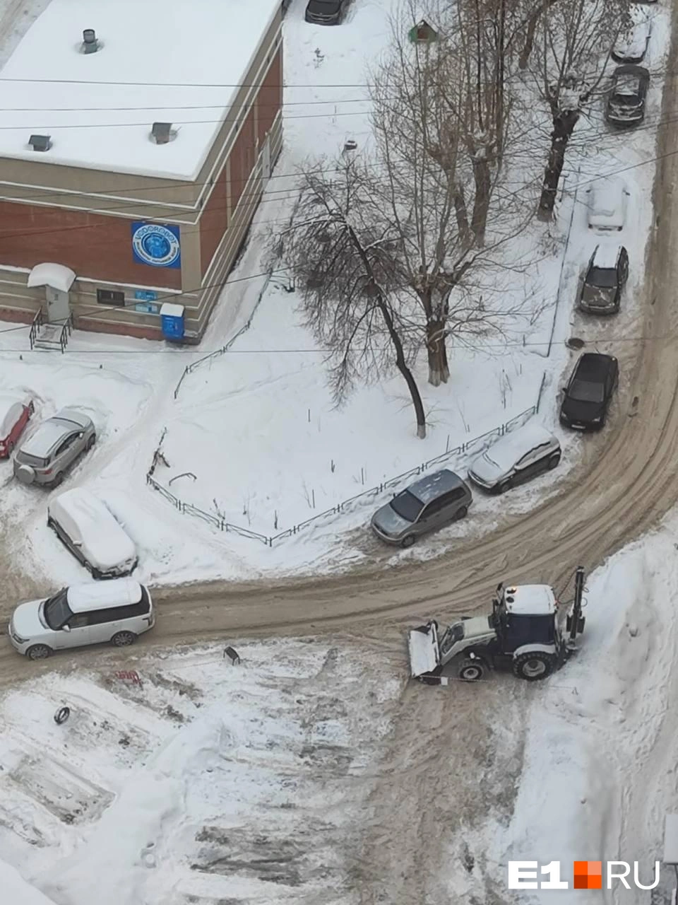 Екатеринбуржцы показали дворы заваленные снегом: куда жаловаться, если  управляющая компания плохо убирается - 14 февраля 2024 - Е1.ру