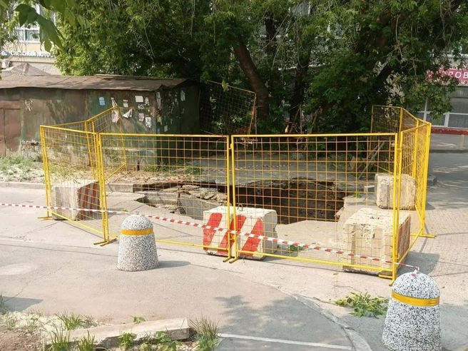 Обрушение асфальта на улице Достоевского в Новосибирске | Источник: пресс-служба СГК
