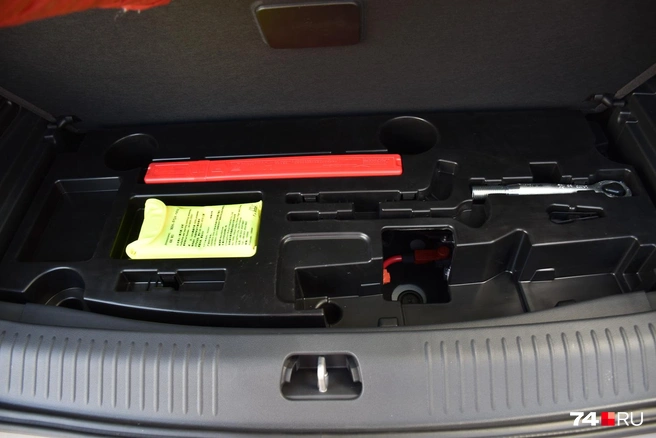 Запаски, увы, нет, как и в младших моделях Hongqi | Источник: Артем Краснов